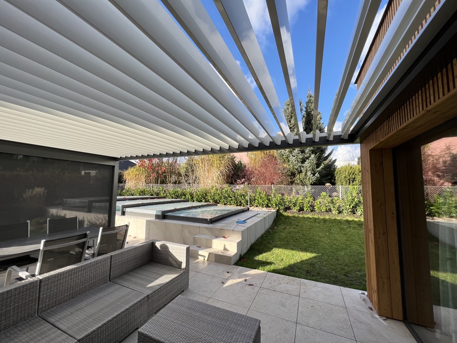 Pergola u dřevostavby a bazénu