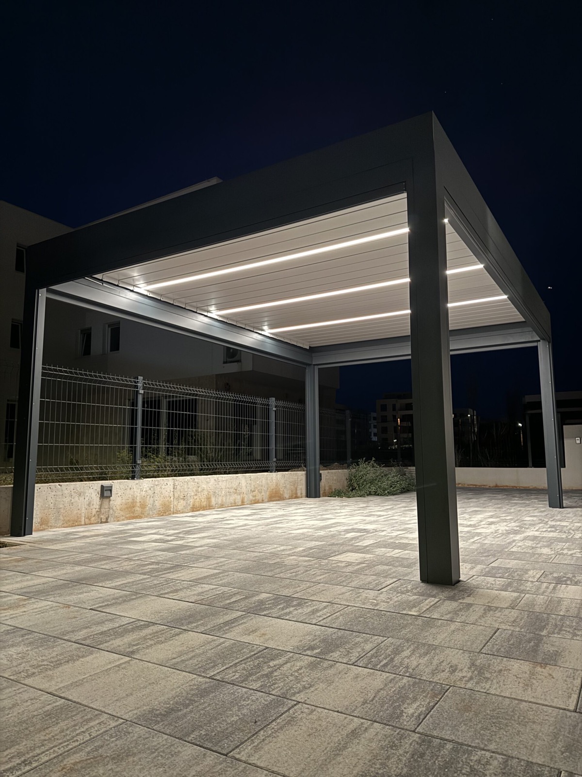 LED osvětlení ve skutečné pergole LOUVER po setmění