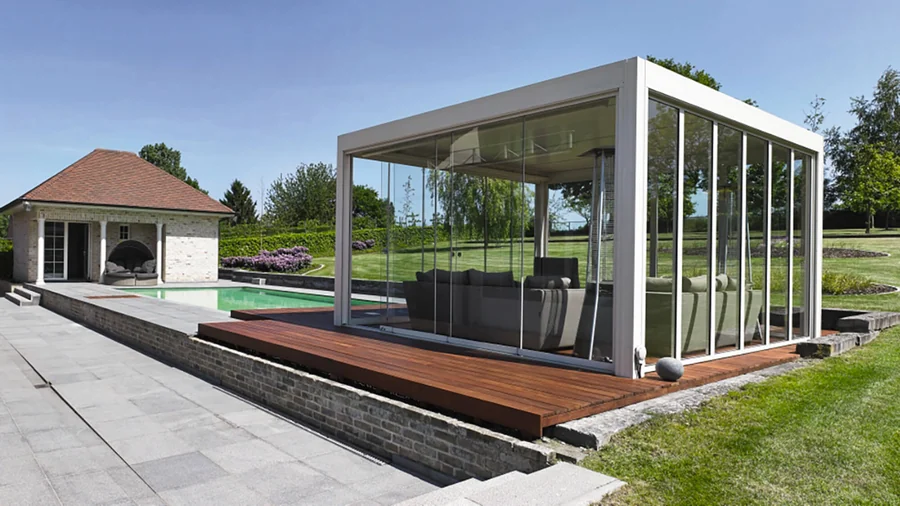 Pergola s bočním zasklením u bazénu.