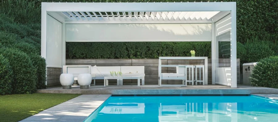 Bílá pergola u bazénu.