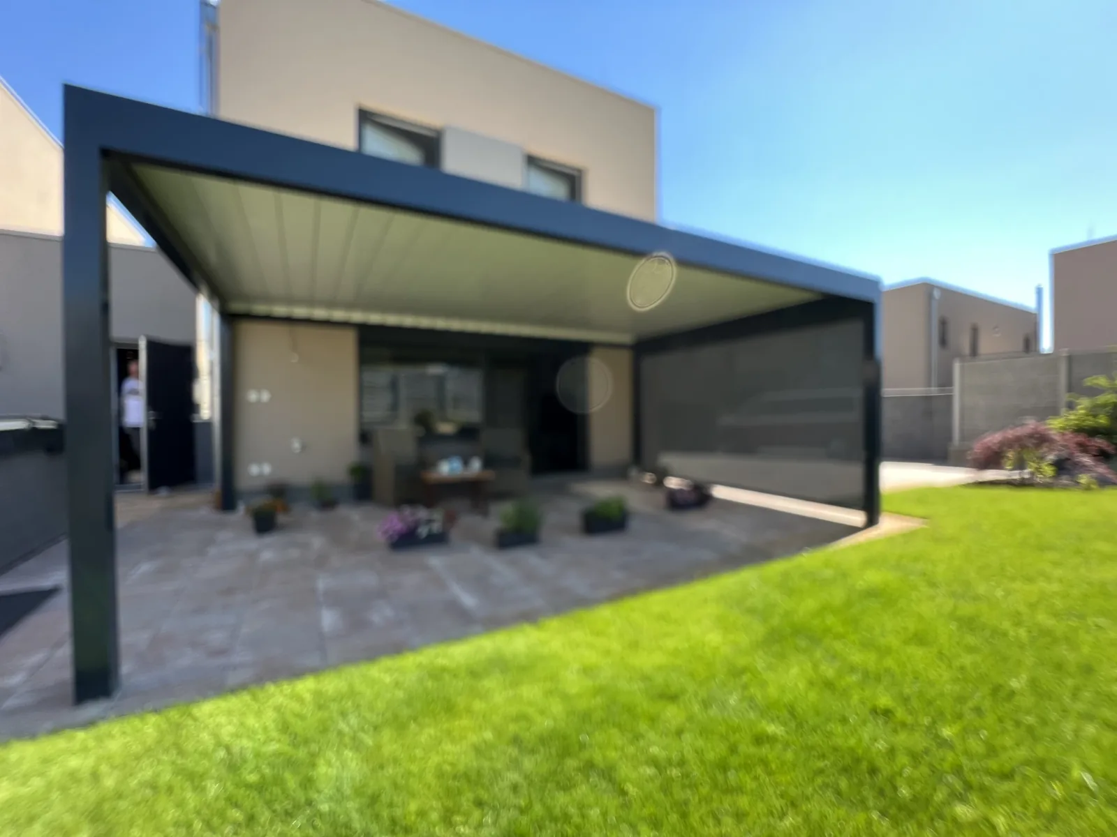 Antracitová pergola s bočním stíněním.